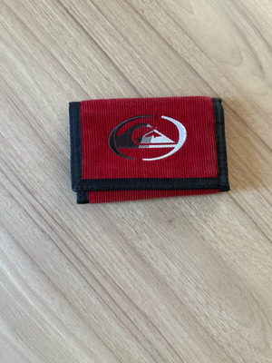 Quiksilver αναδιπλούμενο πορτοφόλι τριών τμημάτων σε κόκκινο και μαύρο