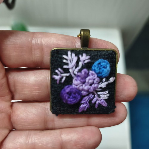 Necklace with embroidery, like new, purple flowers and gold steel chain