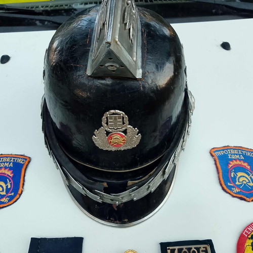 Firefighter officer helmet 1965-75 with full uniform insignia