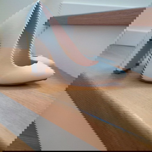 Γόβες λευκές 36 με χοντρό μεταλλικό τακούνι σε χρυσή απόχρωση αφόρετες