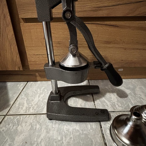 Pomegranate Orange Hand Juicer like new