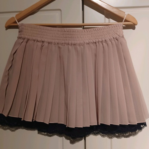 Attrattivo mini skirt like new, dusty pink, size Small with lace