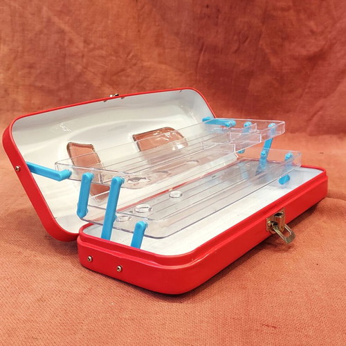 Tin case from 1990s like new