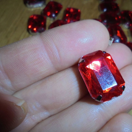Set of 30 decorative red sewing stones like new