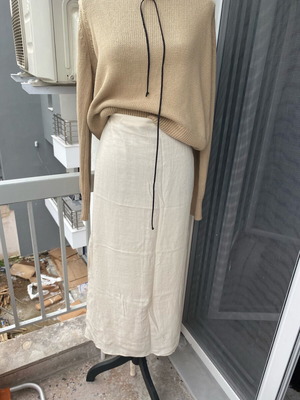 Massimo Dutti beige skirt new with tag, size M