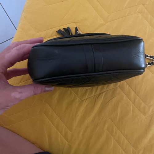 Shoulder bag used with black chain detail