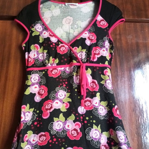 Floral blouse geisha style like new with deep neckline