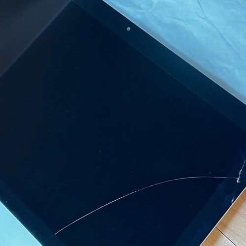 iMac 21.5” used with cracked screen and Apple accessories