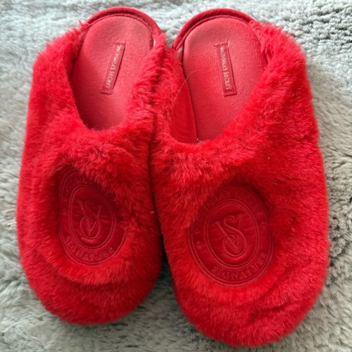 Victoria’s Secret faux fur slippers cherry red size 38-39 like new