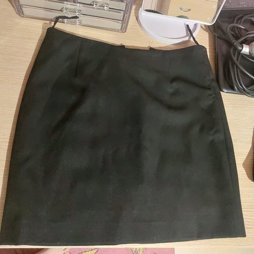 Women's classic black skirt like new, size medium