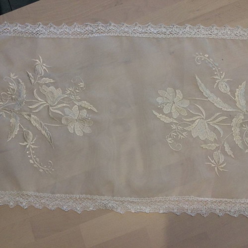 Set of 4 white transparent table linens with machine embroidery and lace new