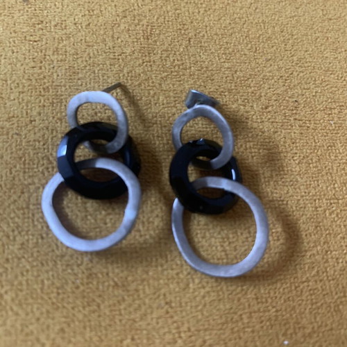 Earrings with interlocking rings like new, black and silver