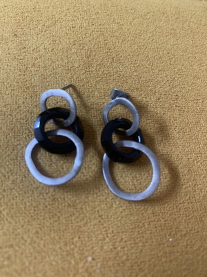 Earrings with interlocking rings like new, black and silver