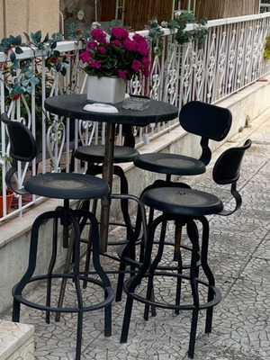 Iron bar stools with height adjustment like new