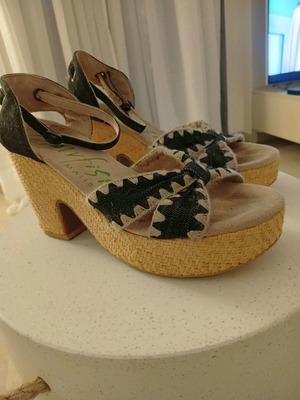 Blowfish Malibu Girly platform sandals like new, denim & straw, size 39