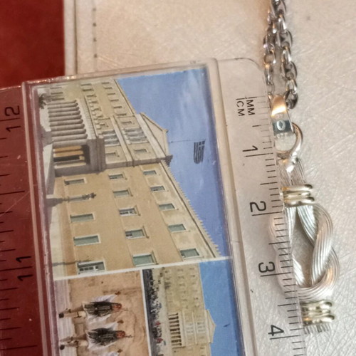Lalaunis A21 750 925 necklace like new with silver chain