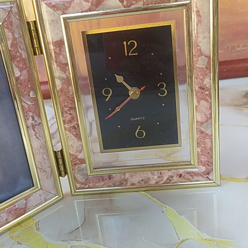 Photo frame clock with quartz mechanism