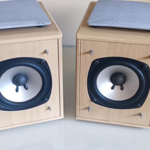Hitachi bookshelf speakers like new, 8Ω 15W RMS 30W max