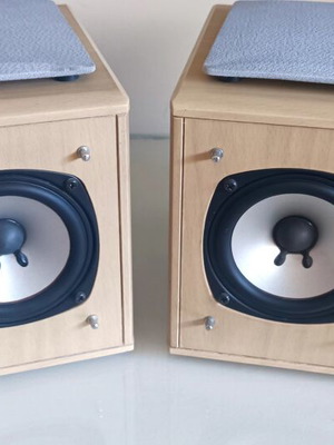 Hitachi bookshelf speakers like new, 8Ω 15W RMS 30W max