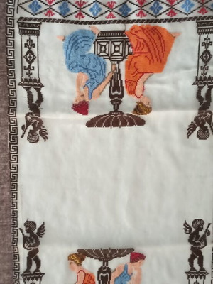 Embroidered table linens set like new, 1 large, 1 small, 2 napkins