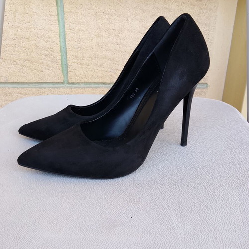 GoGo Shoes black suede pumps size 39 like new