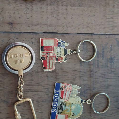 Keyrings new, 4 pieces with London, Hong Kong, San Marino souvenirs