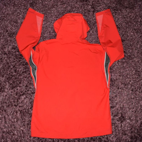 Under Armour Gore Tex Jacket size L new, red