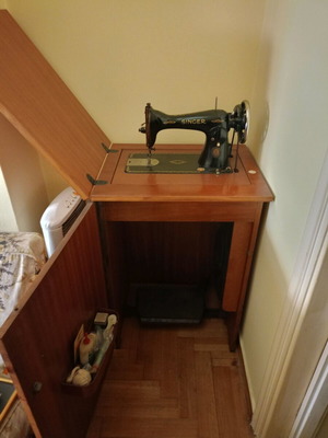 Singer sewing machine used in excellent condition