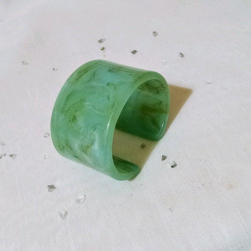 Green bracelet large cuff style made of acrylic resin new
