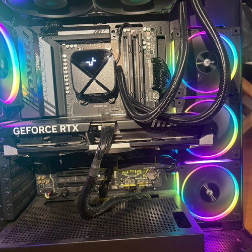 Gaming PC Ryzen 7 9800X3D with RTX 5080 like new