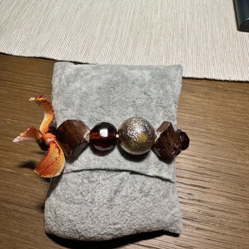 Elastic bracelet like new with stones in various sizes and colors