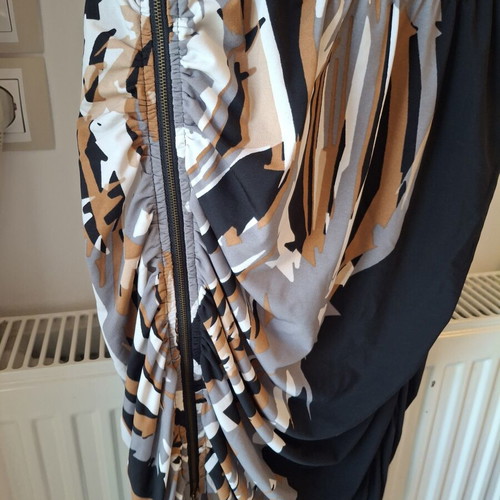 BCBG Max Azria dress with zipper, fitted, like new, size Medium