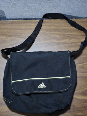Τσάντα Adidas ώμου σαν καινούργιο, μαύρο με lime λεπτομέρειες