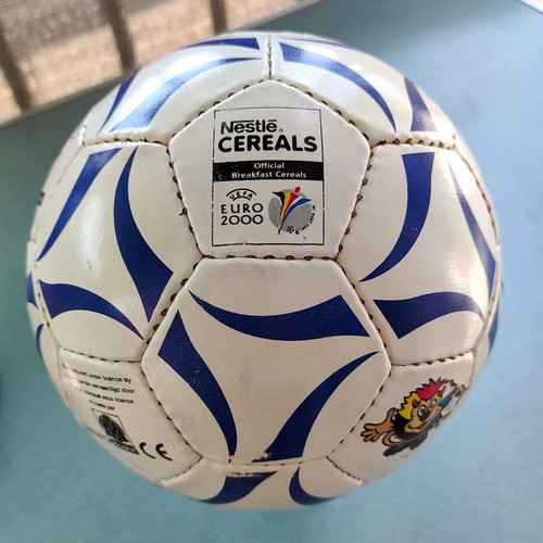 Euro 2000 Nestlé Collectible Soccer Ball like new, authentic