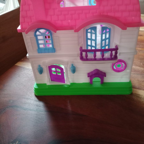 Peppa's Playhouse used, small, opens and closes