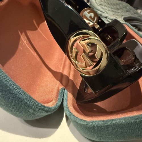 Gucci sunglasses like new, black