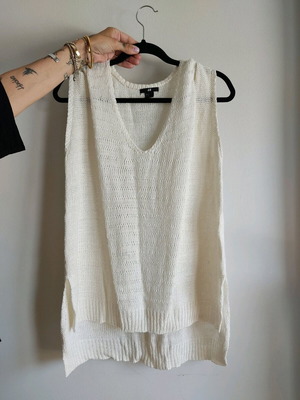 H&M sleeveless knit white like new, size M