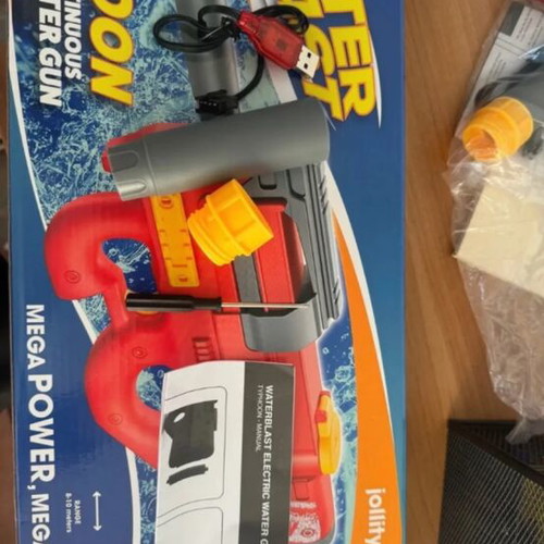 Rechargeable water gun