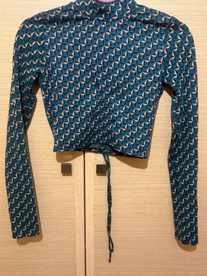 Pull & Bear long sleeve top small like new, multicolor green