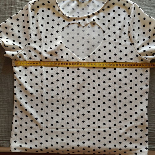 Women's polka dot short sleeve top with heart cutout like new, size M