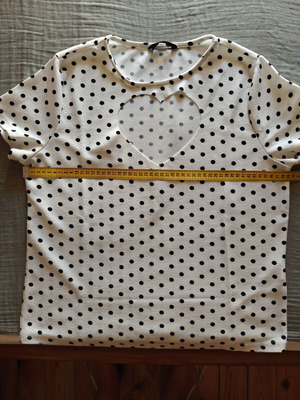 Women's polka dot short sleeve top with heart cutout like new, size M
