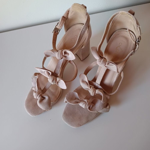 Famous Shoes beige sandals size 39 with light shimmer and thick heel like new