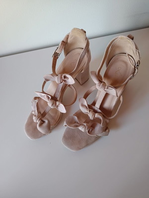 Famous Shoes beige sandals size 39 with light shimmer and thick heel like new