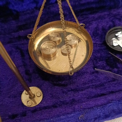 Vintage scale like new, brass in velvet case
