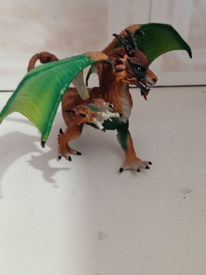 Flying dragon figure like new