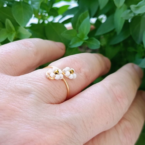 Handmade wire flower ring with adjustable size, white and gold