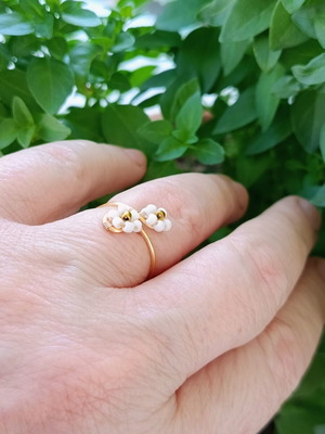 Handmade wire flower ring with adjustable size, white and gold