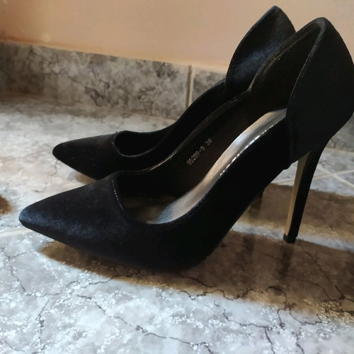 Velvet black pumps like new, sizes 37 and 38