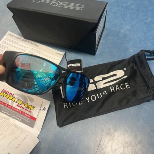 R2 Model tr 90 sunglasses used, black and blue