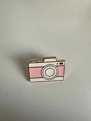 Burberry metal pin new collectible